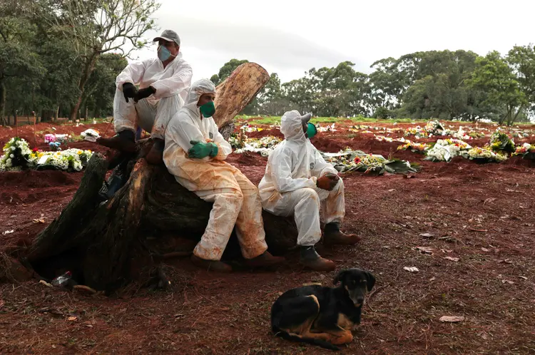 Agentes sepultadores com trajes de proteção durante pandemia de covid-19 no cemitério de Vila Formosa, em São Paulo: estado com maior número de casos (Amanda Perobelli/Reuters)