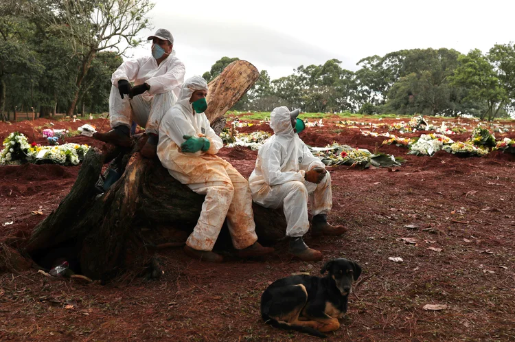 Agentes sepultadores com trajes de proteção durante pandemia de covid-19 no cemitério de Vila Formosa, em São Paulo: estado com maior número de casos (Amanda Perobelli/Reuters)