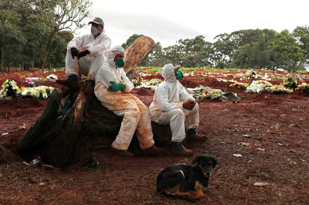 O Brasil registra 709 novas mortes de covid-19 neste sábado