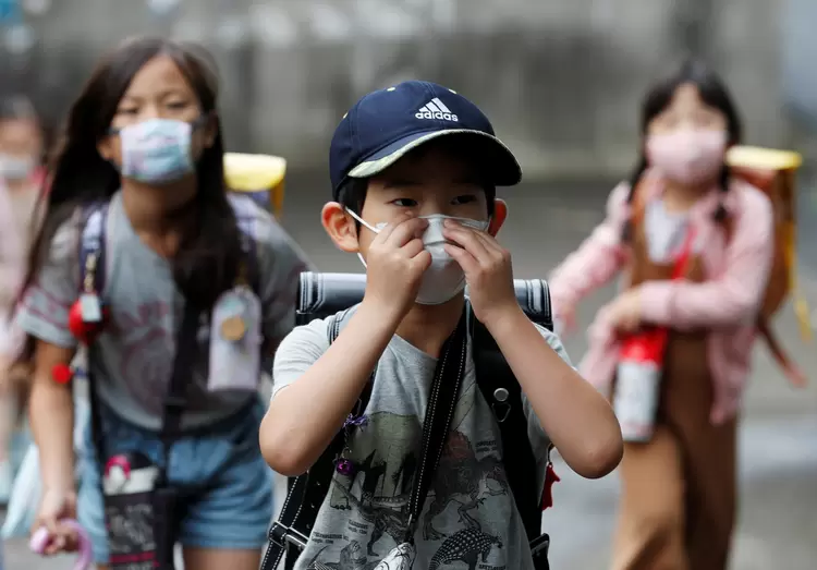 Crianças japonesas usam máscaras de proteção: recuperação da economia deve demorar até o final de 2021 (Kim Kyung-Hoon/Reuters)