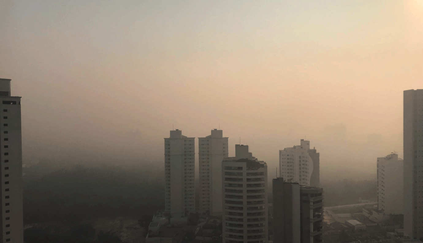 Fumaça densa de incêndios florestais encobre o céu de Cuiabá