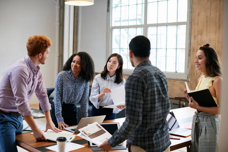 A própria B3, recentemente, anunciou que as mais de 400 empresas listadas na bolsa brasileira precisarão se adaptar a novas regras que englobam uma agenda de diversidade e inclusão (monkeybusinessimages/Getty Images)