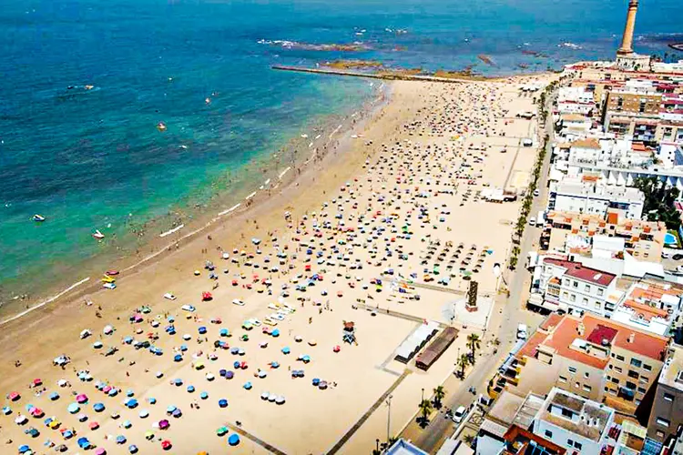 Praia de Chipiona, no sul do país: abertura e esforço para evitar aglomerações (Polícia Local Chipiona/Reprodução)