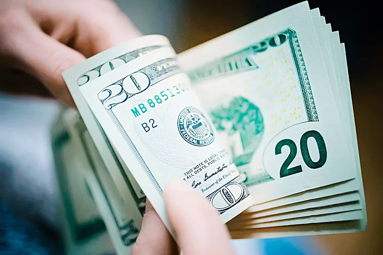 Dólar sobe 1,5% e encerra a 5,612 reais (Thomas Trutschel/Getty Images/Getty Images)