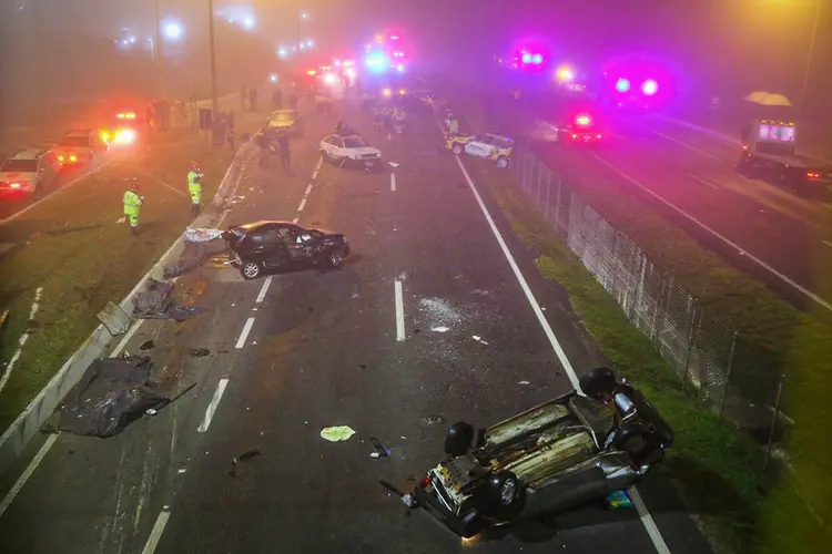 Acidente no Paraná: Uma carreta, que não conseguiu frear, colidiu com os veículos parados na rodovia, atropelando as pessoas que estavam no local (Franklin Freitas/Agência Estado)