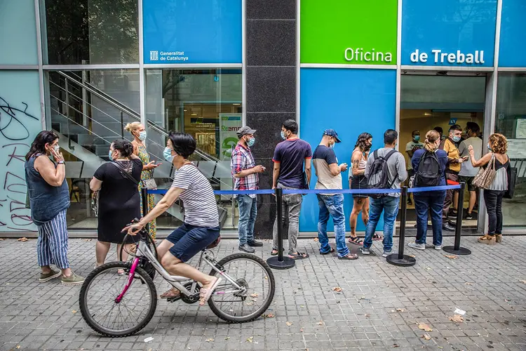 Candidatos a emprego fazem fila do lado de fora de um escritório regional de empregos em Barcelona, ​​Espanha, na quarta-feira, 12 de agosto de 2020.  (Angel Garcia/Bloomberg)