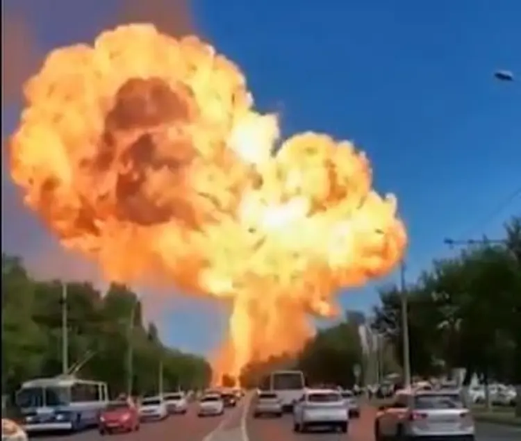 Imagem de explosão na Rússia: posto de gasolina pegou fogo e explodiu nesta segunda-feira, 10 (Twitter/Reprodução)