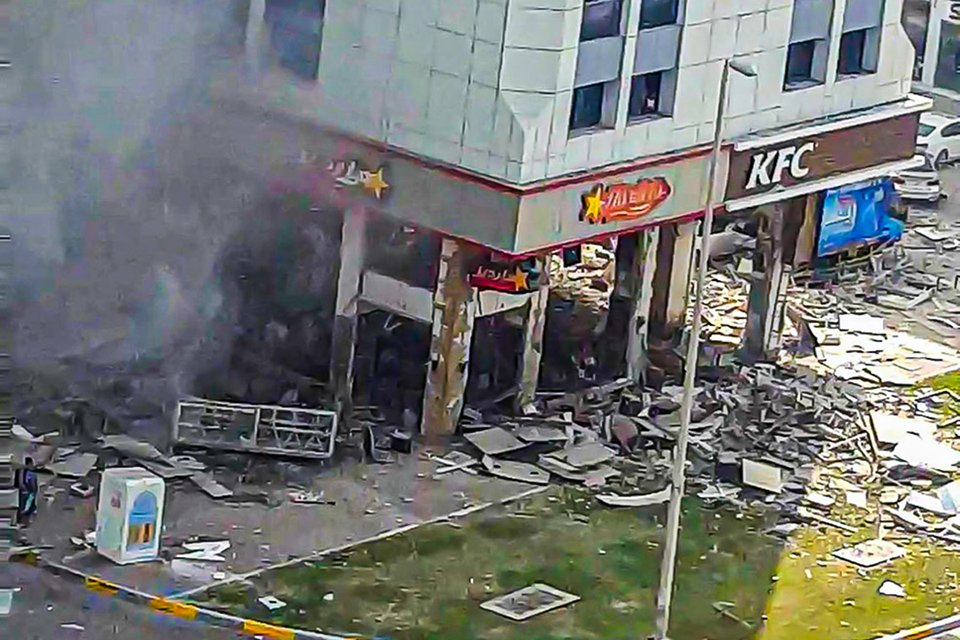 Explosão no KFC nos Emirados Árabes e em outros restaurantes deixa dois mortos no dia em que a comitiva dos EUA e Israel chegam ao local (Divulgação/Polícia/Divulgação)