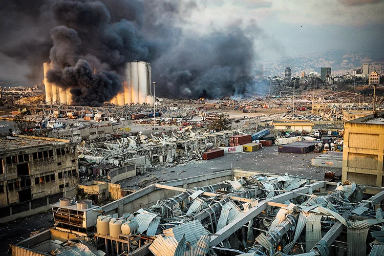 Porto de Beirute após explosão: silo com capacidade para 120 mil toneladas foi totalmente destruído (Mohamed Azakir/Reuters)