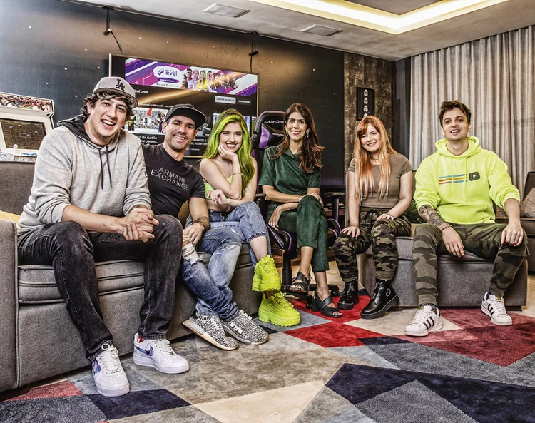 Fernanda Lobão (de verde), presidente da Final Level, com os influenciadores que viviam juntos na Gameland em 2020: Gabriel Araújo, Sheviii2K, funBABE, Cherryrar e Caio Pericinoto (da esquerda para a direita) 
 (André Valentim/Exame)