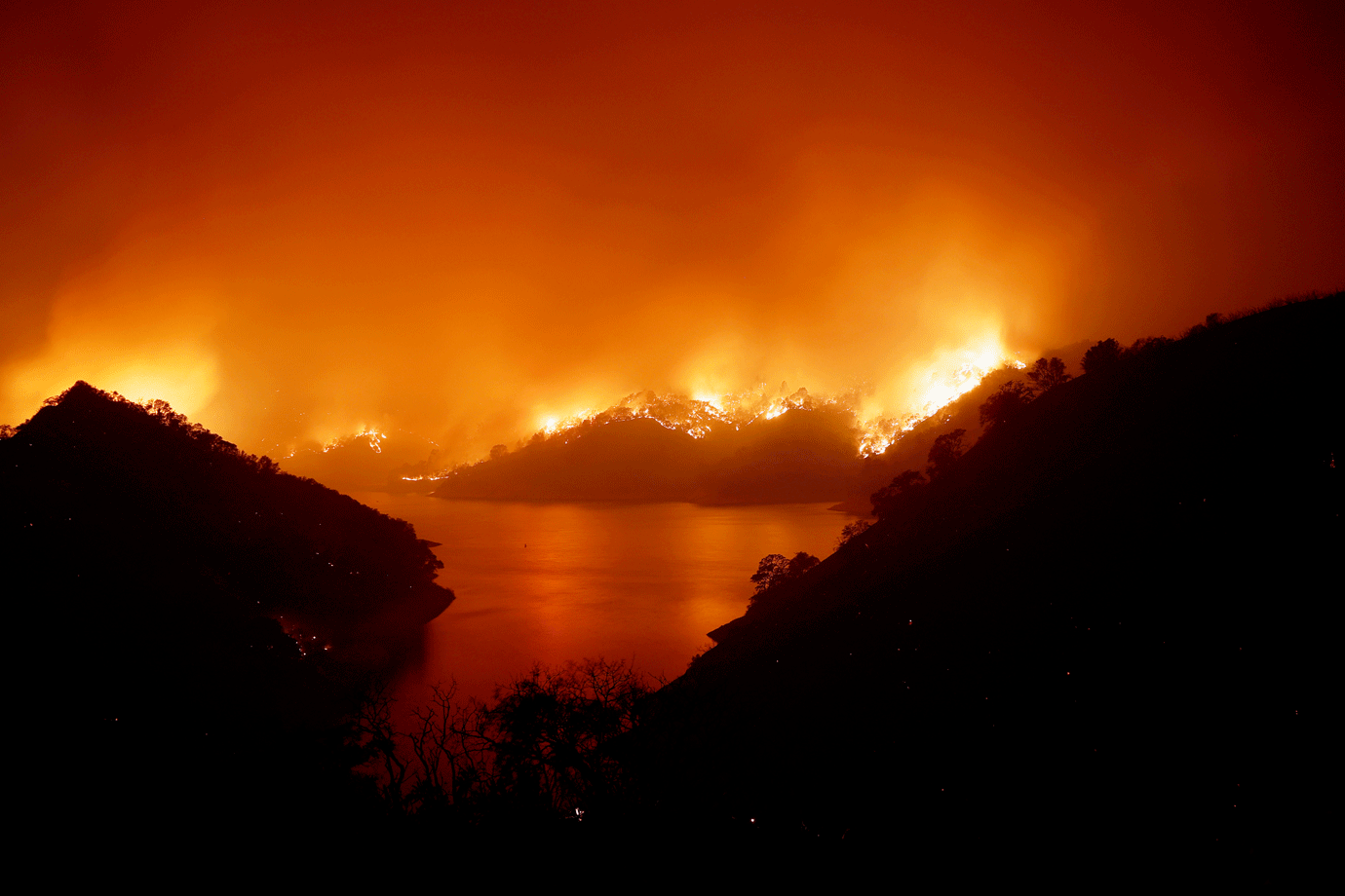 Duas pessoas morrem durante combate a incêndios na Califórnia