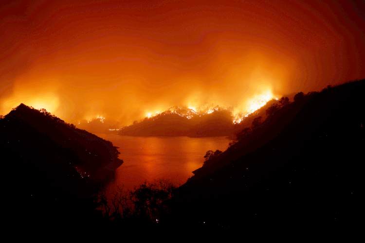 Chamas de incêndio são vistas na Califórnia. (Stephen Lam/Reuters)