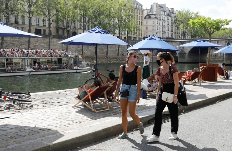 Paris, França: com o verão europeu, número de casos registrados no país voltam a subir e preocupam autoridades (Charles Platiau/Reuters)