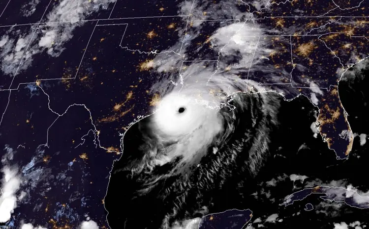 Furacão Laura atinge a costa da Louisiana com ventos de 240 km/h (RAMMB/NOAA/NESDIS/AFP)