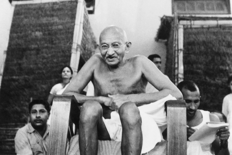 Gandhi: par de óculos à venda foi dado por Gandhi nos anos 1920 ao tio do vendedor, (Dinodia Photos/Getty Images)