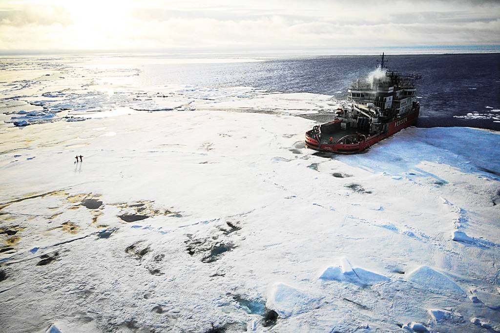 Segundo pesquisadores da Universidade de Copenhague, no Ártico, a camada de gelo está derretendo mais rápido do que os modelos teóricos atuais preveem (Gazprom/Divulgação)