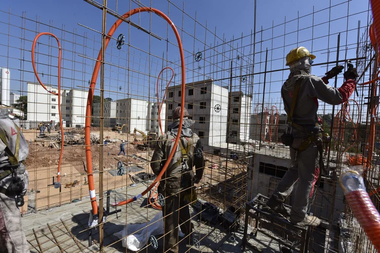 Homens trabalhando em obra da Gafisa no passado recente: empresa entregou 12 projetos em 2020 | Foto: Germano Lüders/EXAME (Germano Lüders/Exame)