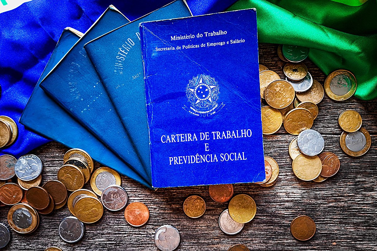 O que fazer com a 2ª parcela do 13° salário? Benefício é pago até hoje