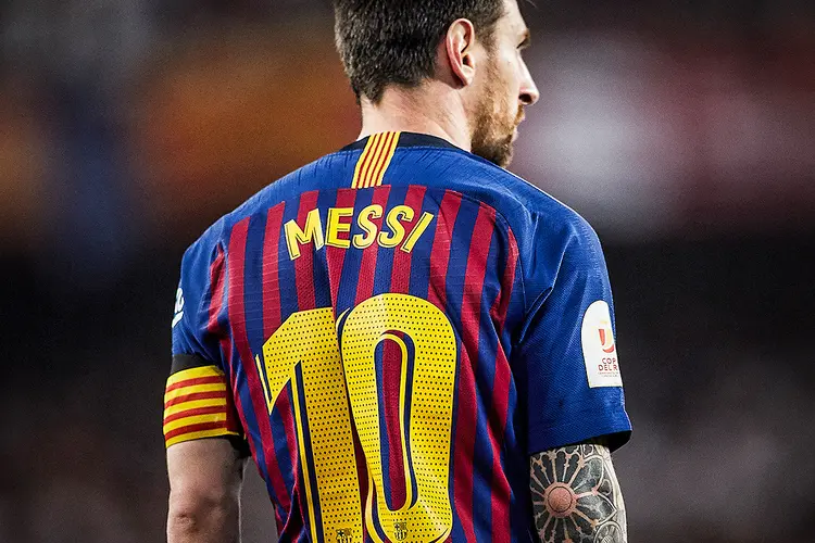 Lionel Messi: cerca de 2 milhões de camisas oficiais com seu nome são vendidas anualmente por preços que variam de US$ 100 a US$ 200. Os clubes normalmente embolsam 15% da receita com vestuário, então seu novo time poderia esperar US$ 45 milhões apenas com a venda de camisas (Quality Sport Images / Contributor/Getty Images)