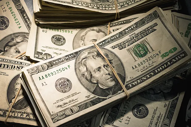 Dólar cai 0,2% e encerra vendido por 5,595 reais (Adam Gault/Getty Images)