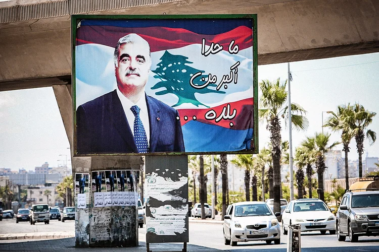 Outdoor com o rosto de Rafik al-Hariri nesta terça-feira, 18, no Líbano: premiê foi morto em 2005 (Aziz Taher/Reuters)