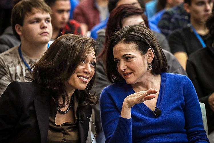 KAMALA HARRIS: senadora participou de evento ao lado de Sheryl Sandberg, VP de operações do Facebook, em 2015 (Justin Sullivan/Getty Images)