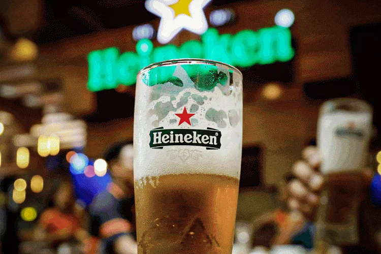 Heineken: nova campanha de marketing incentiva reabertura dos bares e restaurantes (Kham/Reuters)