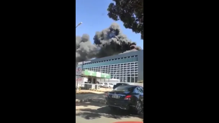 Incêndio: De acordo com o corpo de bombeiros do Distrito Federal, o fogo foi controlado por volta das 11h (Twitter/Reprodução)