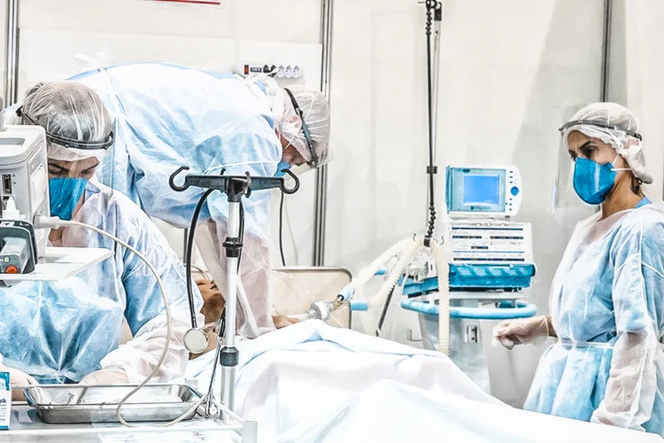 Coronavírus: de ontem para hoje, foram registrados 33.057 novos casos de covid, elevando o total no País para 4.528.240 (Rovena Rosa/Agência Brasil)