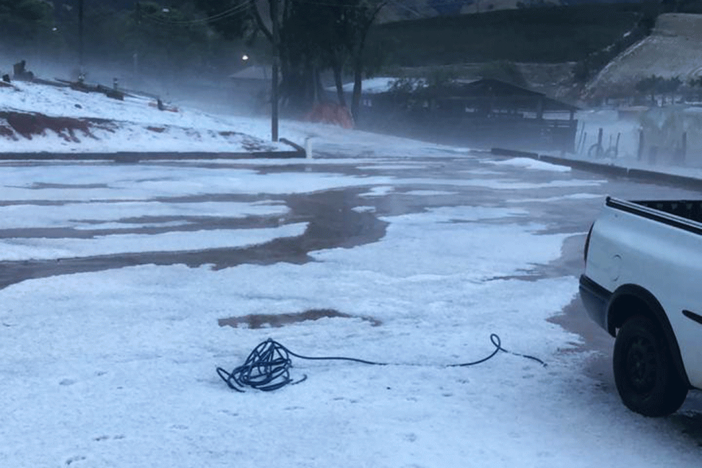 Frente fria faz cidades do Sul de Minas ficarem cobertas de "neve"