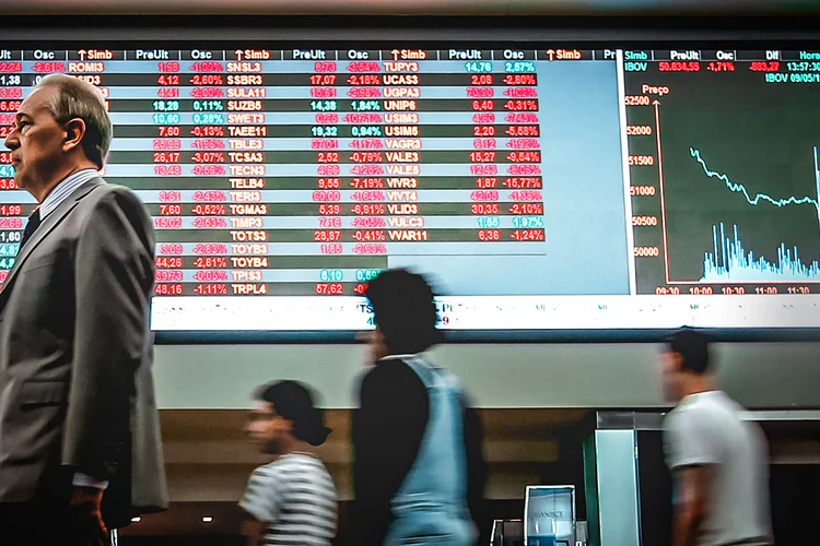 Ibovespa fecha praticamente estável, em 96.999,08 pontos (REUTERS/Paulo Whitaker/Reuters)