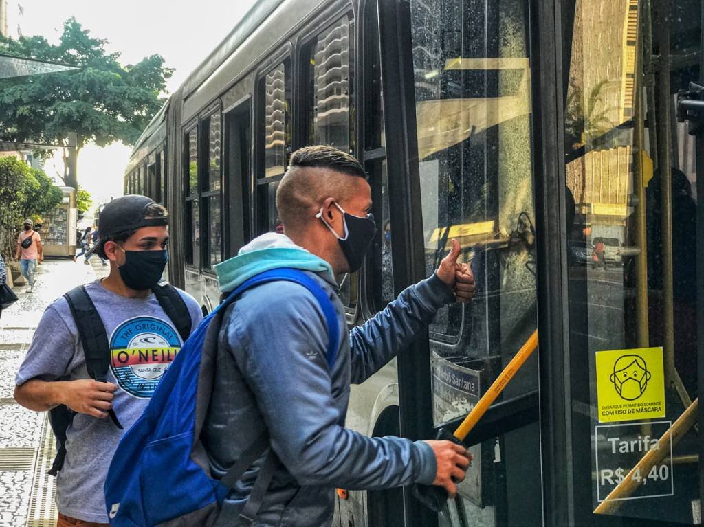 Uso de máscara deixará de ser obrigatório em transporte público de São Paulo  | Exame