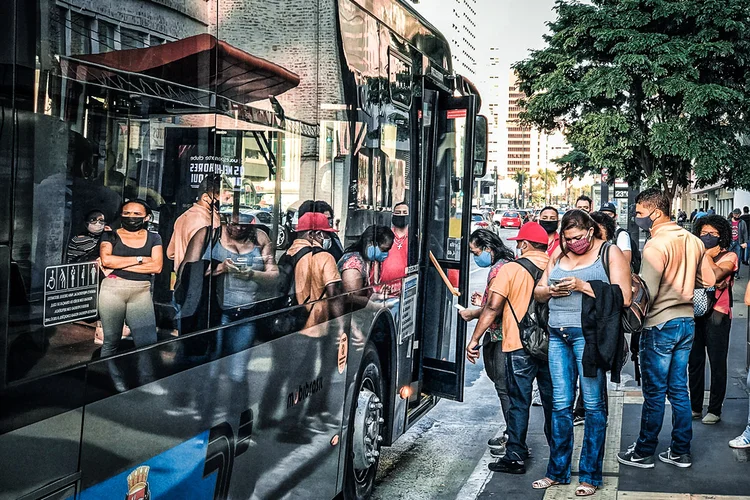 Pessoas pegam ônibus em São Paulo: em números brutos, o pico de mortes relacionadas à covid-19 na capital veio em 2 de junho (Roberto Parizotti/Fotos Públicas)