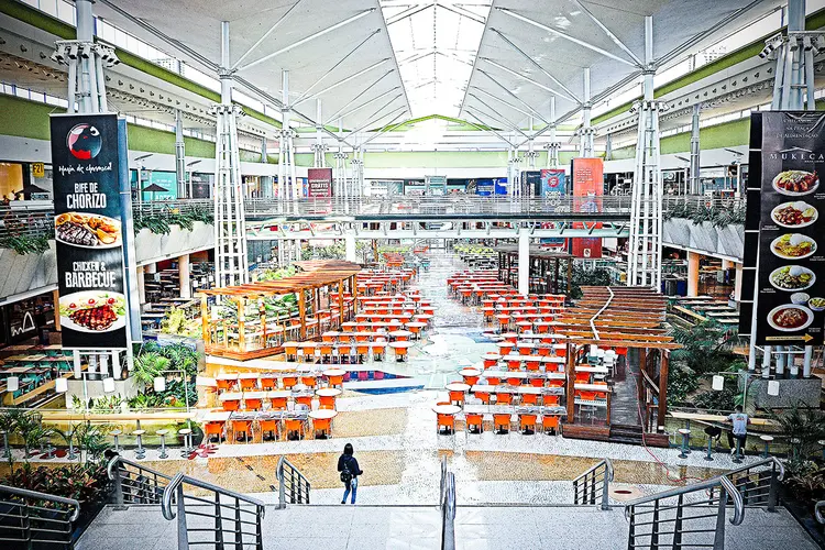 Praça de alimentação do Shopping Parque Dom Pedro: operações de alimentação devem se manter fechadas (foto tirada em 2019, antes da pandemia) (Karin Salomão/Exame)