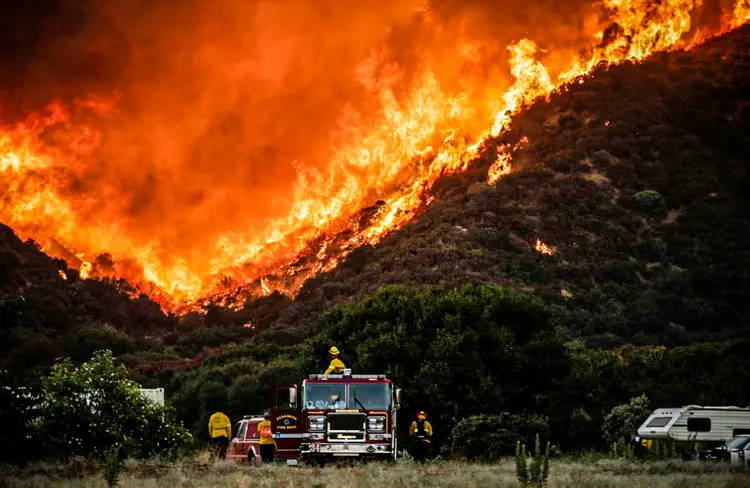 Incêndio em Los Angeles: ao menos 2.600 residências e quase 7.800 pessoas tiveram que ser evacuadas. (AFP/AFP)