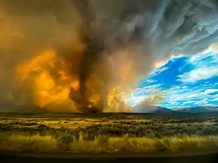 Raras condições climáticas formam "tornado de fogo" na Califórnia, nos EUA (Katelynn Hewlett/Social Media/Reuters)