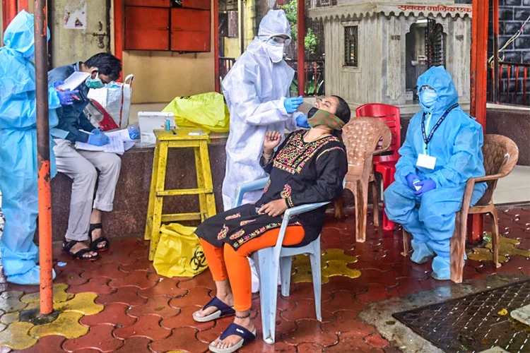 A Índia é um dos países que mais preocupa os especialistas devido à sua grande população e ao frágil sistema de saúde (Anshuman Poyrekar/Hindustan Times/Getty Images)