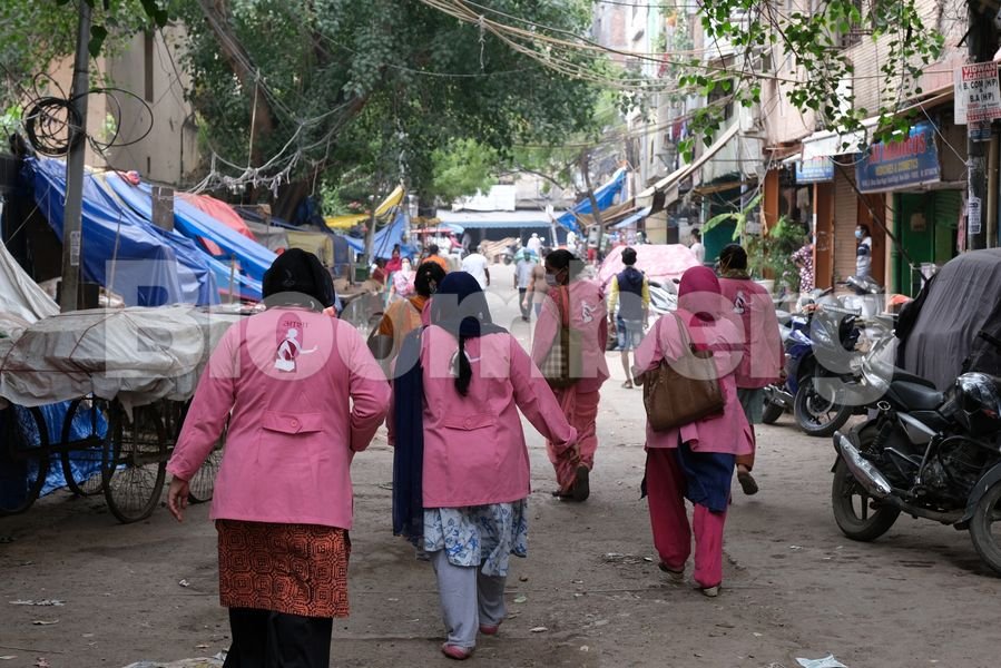 Na Índia, o batalhão de mulheres tentando rastrear a covid entra em greve