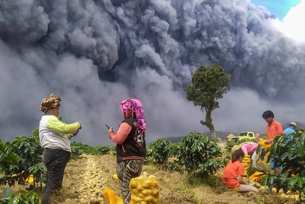 Vulcão entra em erupção na Indonésia e provoca nuvem gigante de cinzas