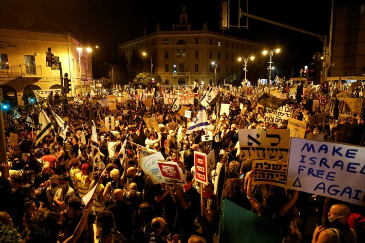 Israel: Multidão participa de protesto em frente à residência oficial do primeiro-ministro, Benjamin Netanyahu (AFP/AFP Photo)