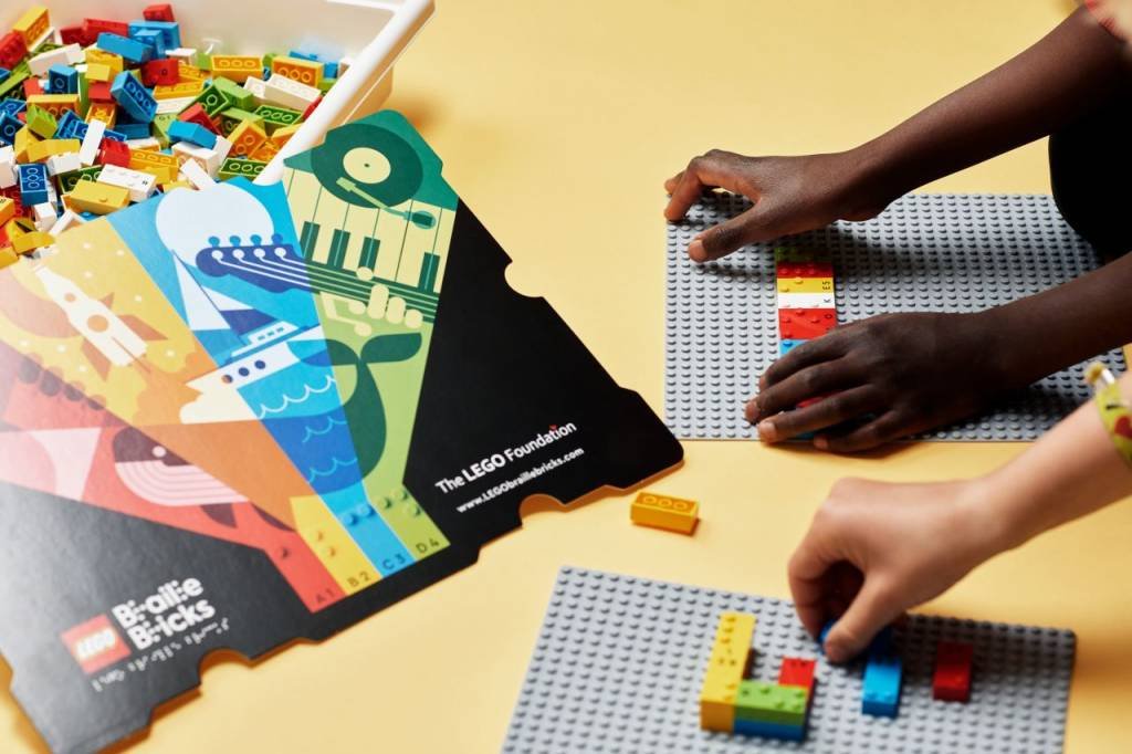 Lego lança peças em braile para crianças com deficiência visual