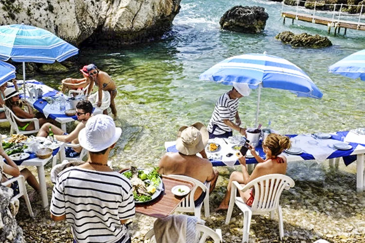 Libaneses em praia próxima à capital, Beirute (Kaveh Kazemi/Getty Images)