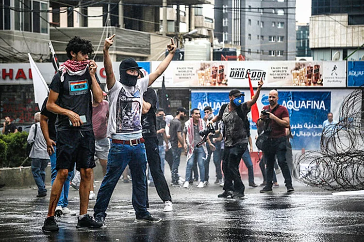 Seguidores do Hezbollah protestam em frente à Embaixada dos EUA em Beirute, no Líbano, em junho deste ano (Marwan Naamani/Getty Images)