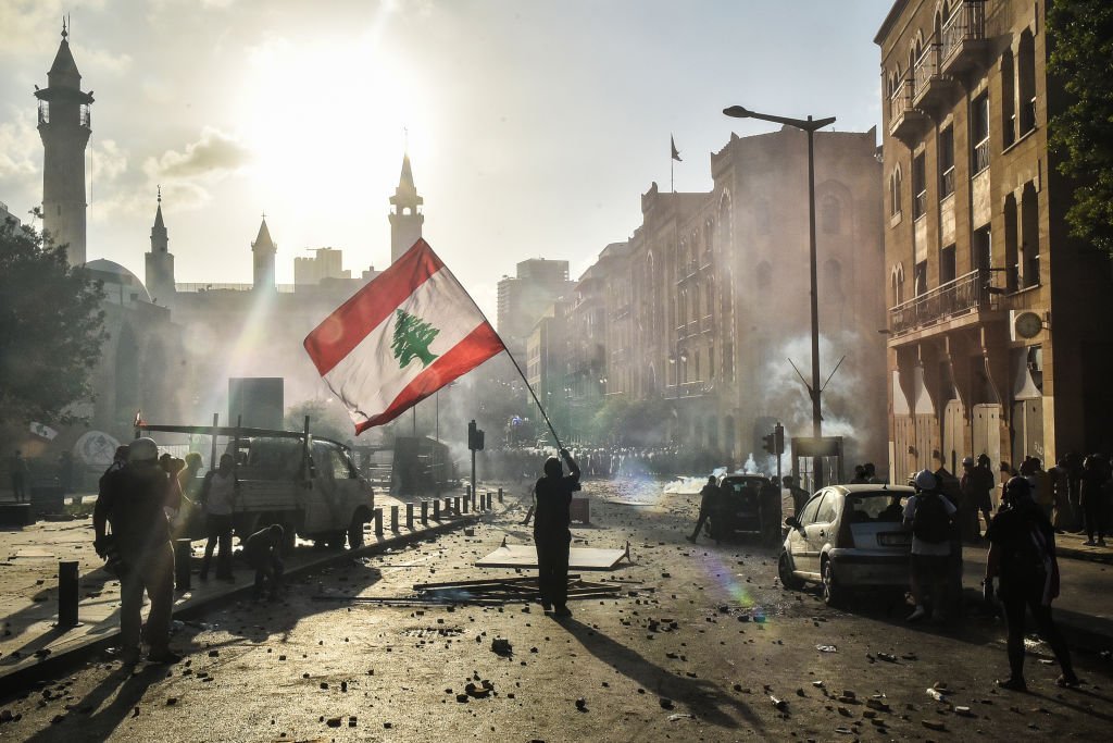 Explosão no porto de Beirute deixou 300.000 desabrigados, mais de 170 mortos e 6.000 feridos (STR/NurPhoto/Getty Images)
