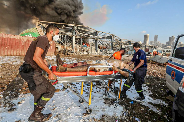 Equipes de resgate correm para socorrer feridos; hospitais já estão superlotados (Mohamed Azakir/Reuters)