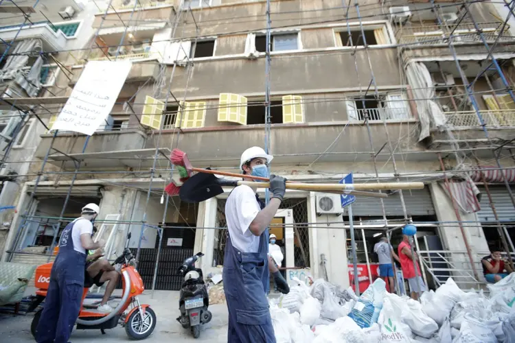 Trabalhadores em prédio destruído em Beirute: explosão no começo de agosto matou ao menos 181 pessoas (AFP/AFP Photo)