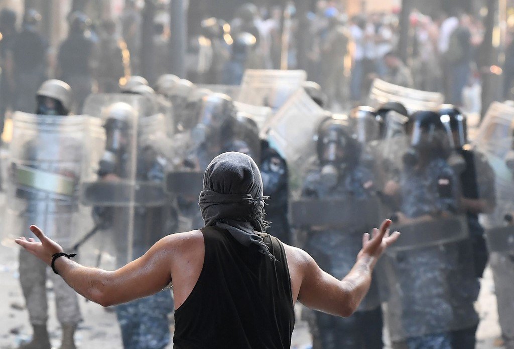No Líbano, manifestantes invadem prédios do governo e ministros renunciam (afp/AFP)