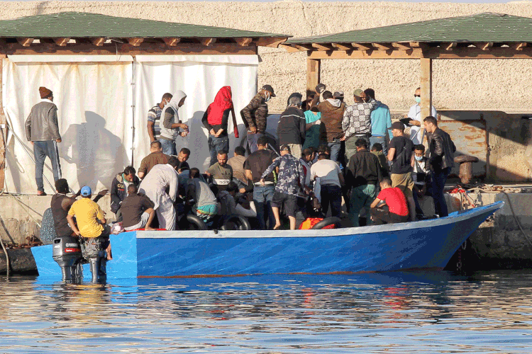 Líbia: pelo menos 45 imigrantes e refugiados africanos morreram no Mediterrâneo (Mauro Buccarello/Reuters)