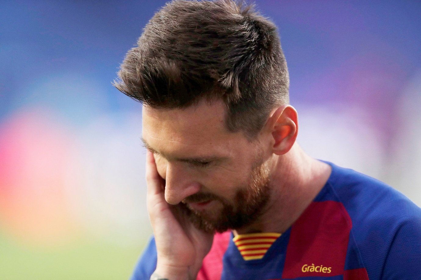 Messi se despede do Barcelona às lágrimas e diz que negocia com PSG