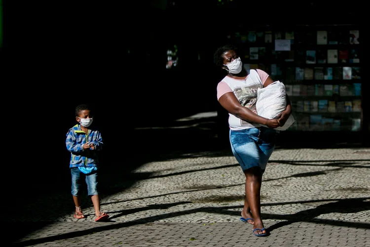 Mãe com filho em Campo Grande (MS): 52% das mães com filhos pequenos perderam renda na pandemia (Bruna Prado/Getty Images)